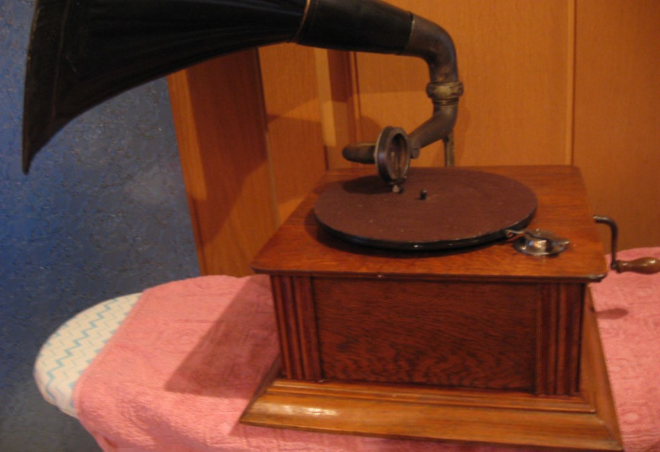 Tischgrammophon mit Platten